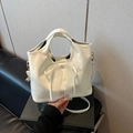 Cremeweiße Vintage Eimertasche mit eleganter Spitzenschleife und Goldbeschlägen - Weiß