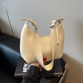 Elegante bolso de hombro beige en forma de media luna de cuero suave con gran capacidad y hebilla - Blanco Roto