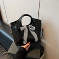 Schwarze Retro-Eimertasche mit weißer Spitzenschleife und verstellbarem Schultergurt - Schwarz