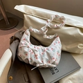 Borsa a tracolla a mezzaluna bianca a fiori con tracolla arricciata e fiocco - Fiore Rosso