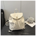 Zaino minimalista in pelle bianco crema per donna con coulisse e fibbia in metallo dorato - Bianco