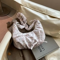 Borsa a gnocco floreale con fiori rosa, fiocchi e tracolla con volant eleganti - Fiore Rosa