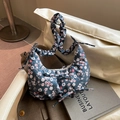 Borsa a tracolla a mezzaluna blu scuro con stampa floreale e tracolla arricciata - Verde petrolio