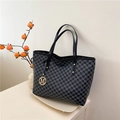 Große Damen-Tote-Bag mit schwarz-grauem M-Muster und goldenem Metall-Anhänger - Schwarz