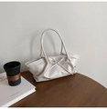 Bolso de mano tejido blanco roto con elegante lazo decorativo y diseño con volantes - Blanco
