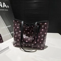 Borsa tote marrone scuro con fiori rosa, fiocchi bianchi e tracolle nere eleganti - Stile Fiocco