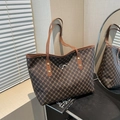 Große Shopper-Tasche mit dunklem Monogramm-Muster und silbernem Bogen-Detail - Braun