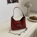 Sac demi-lune bordeaux en cuir avec boucle nœud argentée et bandoulière en chaîne - Rouge