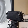 Borsa a tracolla nera multistrato versatile con ricamo DUONING e finitura in nylon - Nero
