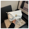 Borsa a tracolla minimalista in pelle bianco crema con una classica fibbia quadrata dorata - Bianco