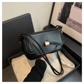 Borsa a tracolla nera minimalista con fibbia rettangolare dorata e dettagli di nodi sottili - Nero