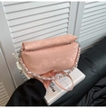 Détail du sac à main rose gaufré serpent avec chaîne argentée et breloques en perles - Avec Pendentif / Rose