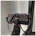 Schwarze Baguette-Tasche mit rosa Blumen-Schleifen-Print und goldener Metallschnalle im Detail - Schwarz