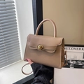 Elegante borsa a mano trapezoidale in pelle kaki chiaro con chiusura a scatto dorata - Cachi