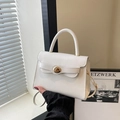 Elegante borsa bianca in ecopelle con chiusura in metallo dorato e tracolla rimovibile - Bianco