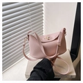 Dettaglio borsa a secchiello rosa in pelle martellata con chiusura a scatto dorata - Rosa