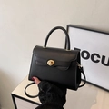 Borsa a tracolla minimalista in pelle nera con chiusura girevole dorata e fiocco - Nero
