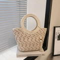Große gewebte Schultertasche mit runden Griffen und Quastendetail im Boho-Strandstil - Mit Anhänger / Gebrochenes Weiß