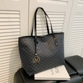 Borsa tote nera capiente con motivo monogramma M e ciondolo a lettera dorata di lusso - Nero