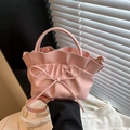 Elegante borsa nuvola rosa con morbide pieghe e un grande fiocco raffinato sul manico - Rosa