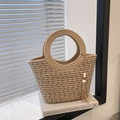 Khakifarbene gewebte Tasche mit schwarzen Punkten und Holzperlen-Quaste im Sonnenlicht - Mit Anhänger / Khaki