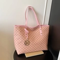 Borsa tote rosa con monogramma e ciondolo M dorato con grande capacità per 2025 - Rosa