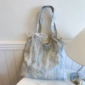 Hellblaue Batik-Einkaufstasche mit weißer Blumenstickerei und großer Spitzenschleife - Blau