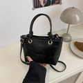 Elegante borsa a secchiello in finta pelle nera con texture stropicciata e anelli oro - Nero