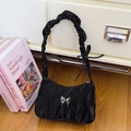 Schicke schwarze Schultertasche mit Schmetterling-Metall-Dekor und Raffriemen - Schwarz