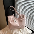 Minimalistische hellrosa Shopper Tasche mit Perlenanhänger im sanften Morgenlicht - Mit Schleifen-Perlenanhänger / Rosa