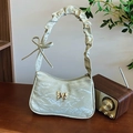 Hellgrüne Plissee-Achseltasche mit goldenem Schmetterling und gerafftem Schultergurt - Grün