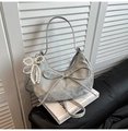Sac croissant en velours argenté élégant avec un charme de perle et détails en dentelle - Avec Pendentif / Argenté