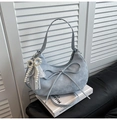 Hellblaue Halbmond-Hobo-Tasche mit Schleife und elegantem Perlen-Spitzen-Anhänger - Blau