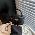 Mini gesteppte schwarze Box-Tasche mit goldener Kette und Doppelreißverschluss - Schwarz