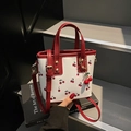 Weiße Ledertasche mit Kirschprint, dunkelrotem Besatz und süßem Kirsch-Anhänger - Mit Anhänger / Rot