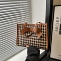 Braune Tote Bag mit Hahnentrittmuster, großer Lederschleife und Vintage-Griffen - Braun