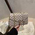 Elegante bolso bandolera beige con patrón monograma y cierre de herradura dorado - Gris