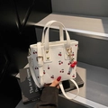 Schicke weiße Handtasche mit rotem Kirschprint, Anhänger und verstellbarem Schultergurt - Mit Anhänger / Weiß