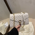 Bolso bandolera blanco crema con estampado geométrico y cierre de herradura dorado - Blanco