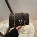 Bolso bandolera marrón oscuro con patrón de hexágonos y hebilla de herradura dorada - Marrón