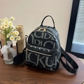 Mochila chic de cuero negro con estampados de letras grises y cremalleras doradas de moda - Negro
