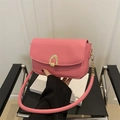 Elegante borsa rosa minimalista a tracolla con dettagli dorati e manico rotondo - Rosa
