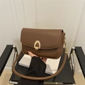 Borsa a tracolla minimalista in pelle marrone con una fibbia dorata a ferro di cavallo - Marrone