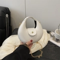 Elegante borsa a mezzaluna avorio con fibbia dorata e tracolla sottile in catena di metallo - Bianco