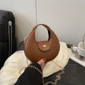Borsa a mezzaluna in pelle marrone con catena dorata e manico curvo, scena lifestyle - Marrone