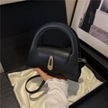 Mini borsa a trapezio nera con fibbia geometrica dorata e tracolla sottile - Nero
