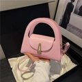 Mini borsa rosa in stile francese in finta pelle con fibbia in metallo dorato lucido - Rosa