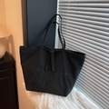 Minimalistische große schwarze Canvas-Tasche mit geprägten Buchstaben auf Spitzenstoff - Schwarz