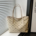 Borsa tote bianco crema con motivo a orsetto e trama litchi in un ambiente interno - Cachi