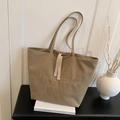 Minimalistische große khakifarbene Canvas-Einkaufstasche mit Prägung und Dekobändern - Khaki